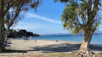 En la playa y camastros