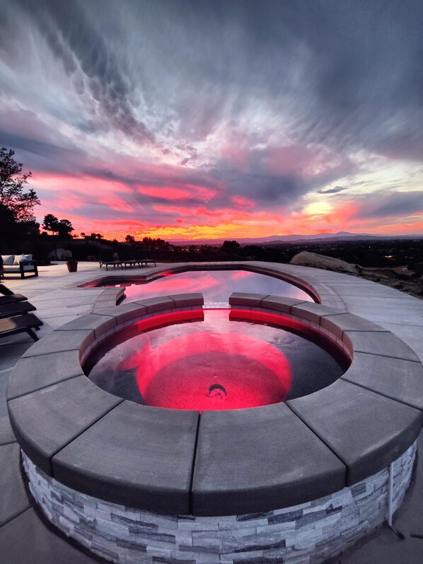 Piscine chauffée, chaises longues