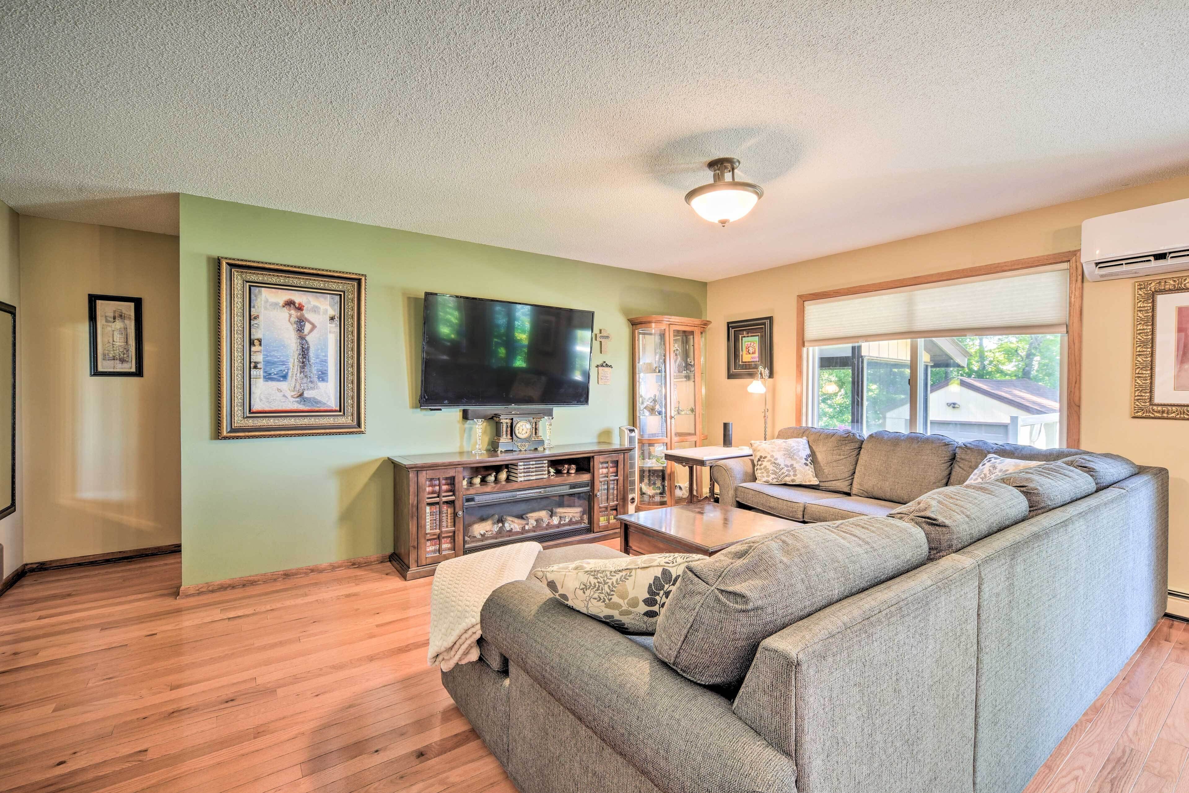 Hugo Home, Direct Lake Access &amp; Private Dock!