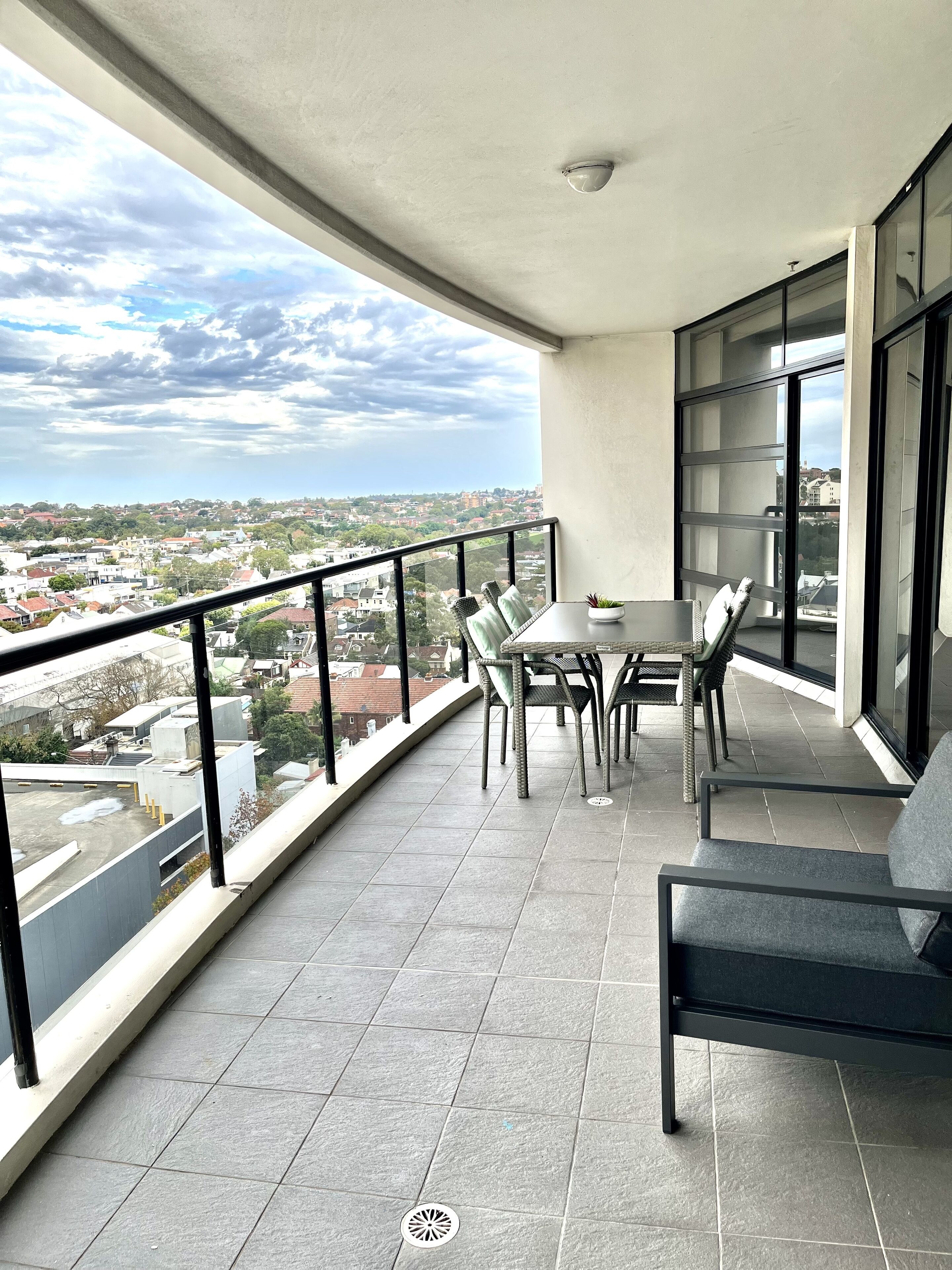 Super convenient modern 2 bed 2 bath parking