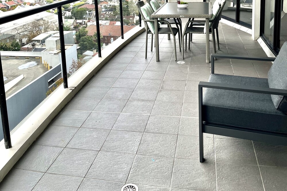 Super convenient modern 2 bed 2 bath parking