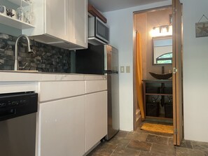 Kjøleskap, mikrobølgeovn, kokeplater og oppvaskmaskin