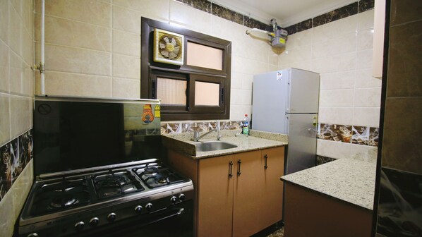 Private kitchen - Golden Charming 3-bed Apartment in Cairo (Cairo)