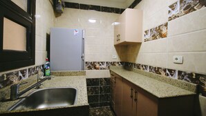 Appartement | Cuisine privée | Réfrigérateur, four à micro-ondes, un four, surface de cuisson
