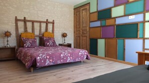 2 Schlafzimmer, Schreibtisch, Bügeleisen/Bügelbrett, Reisekinderbett