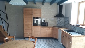 Kylskåp, mikrovågsugn, ugn och spishäll