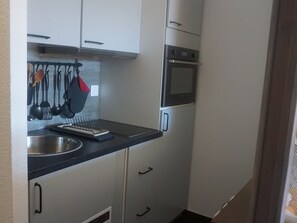 Jääkaappi, mikroaaltouuni, uuni, astianpesukone