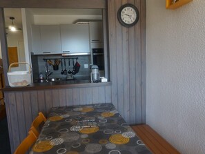 Jääkaappi, mikroaaltouuni, uuni, astianpesukone