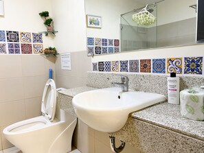 تجهيزات دش، مجففات شعر، صابون، ورق حمّام