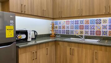 Fridge, microwave, stovetop, electric kettle