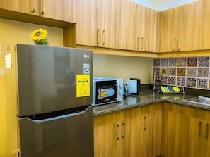 ثلاجة، ميكروويف، موقد طهي مسطح، غلّاية كهربائية