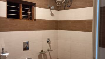 Een bad, een haardroger, handdoeken, zeep