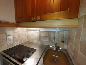 Kühlschrank, Mikrowelle, Herdplatte, Geschirrspüler