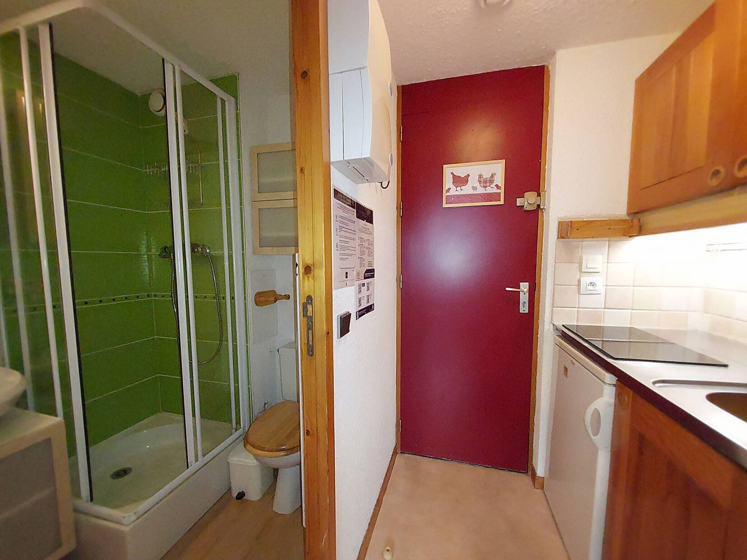 Une petite salle de bain comprenant une douche, des toilettes et un lavabo.