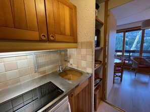 Kjøleskap, mikrobølgeovn, kokeplater og oppvaskmaskin