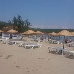 Rannalla, valkoista hiekkaa, rantabaari