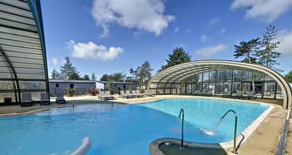 Chalet de standing à Jullouville - 6 couchages, piscine chauffée, proche plage et commerces, Wi-Fi gratuit