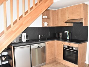 Frigorifero, microonde, lavastoviglie, macchina per tè/caffè