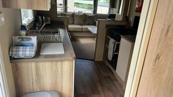 Cabin | Private kitchen | Fridge, microwave, oven, stovetop