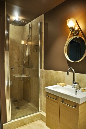 Baignoire, sèche-cheveux, bidet, serviettes fournies