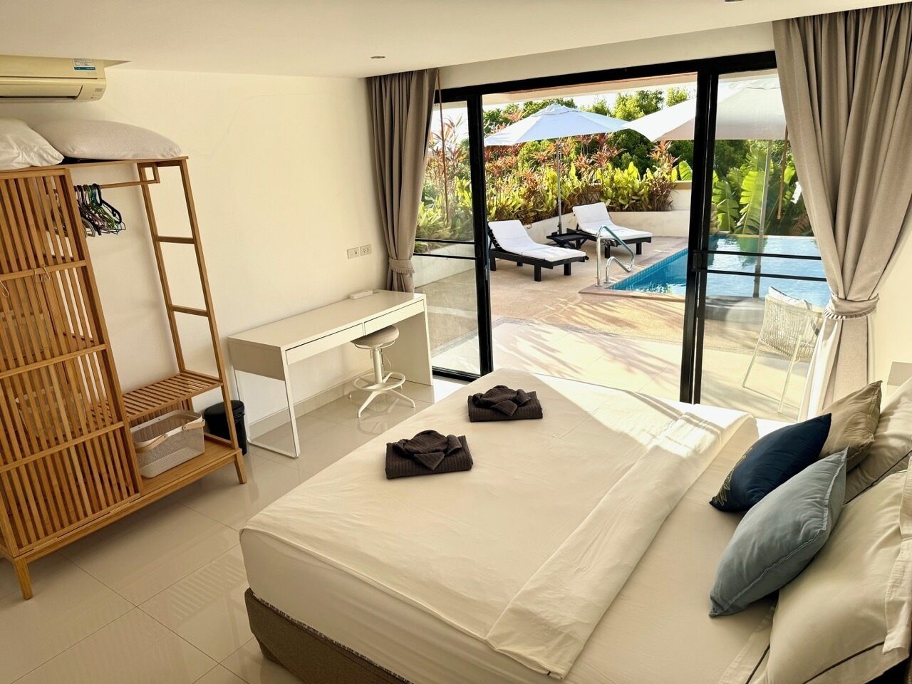 4 bedrooms, in-room safe, iron/ironing board, free WiFi