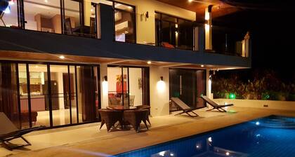 The Carma | stylisch luxuriöse Meerblick Poolvilla für bis zu 8 Personen