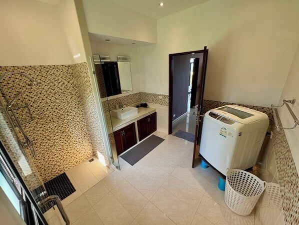 Baignoire, sèche-cheveux, bidet, serviettes fournies