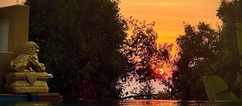 The Carma: Stylish luxury villa with a sunset infinity-pool for up to 8 people