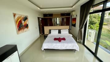 4 bedrooms, in-room safe, iron/ironing board, free WiFi