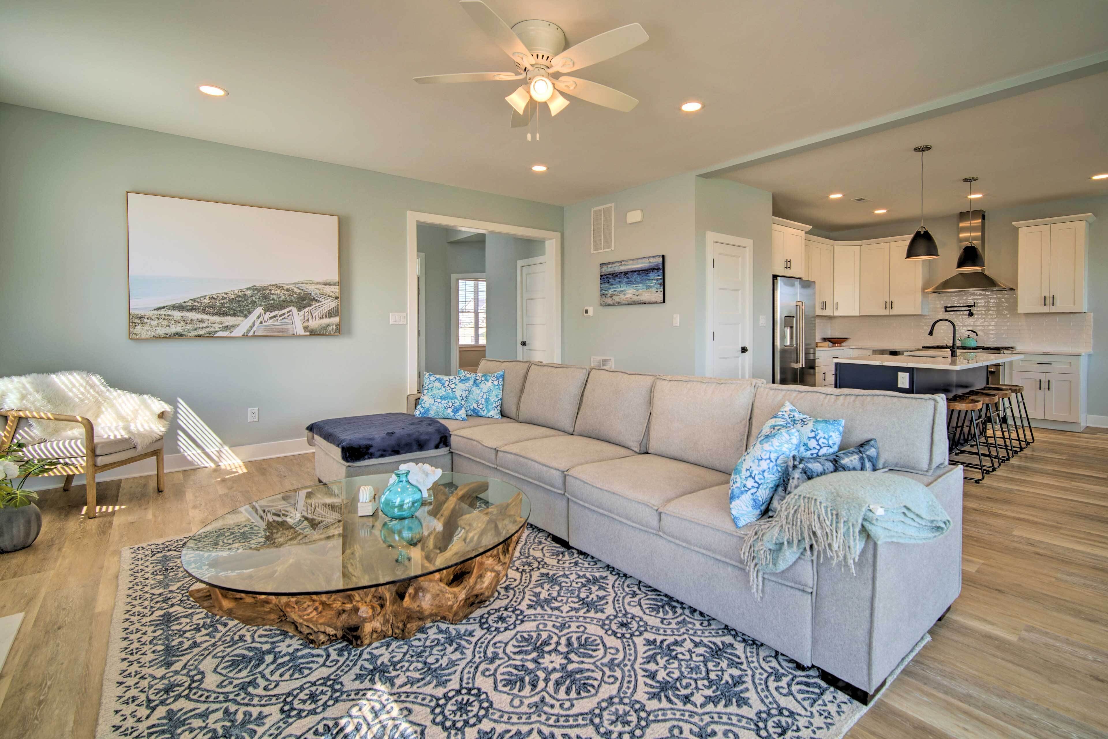 Gorgeous Newly Built Home: Golf Course View!