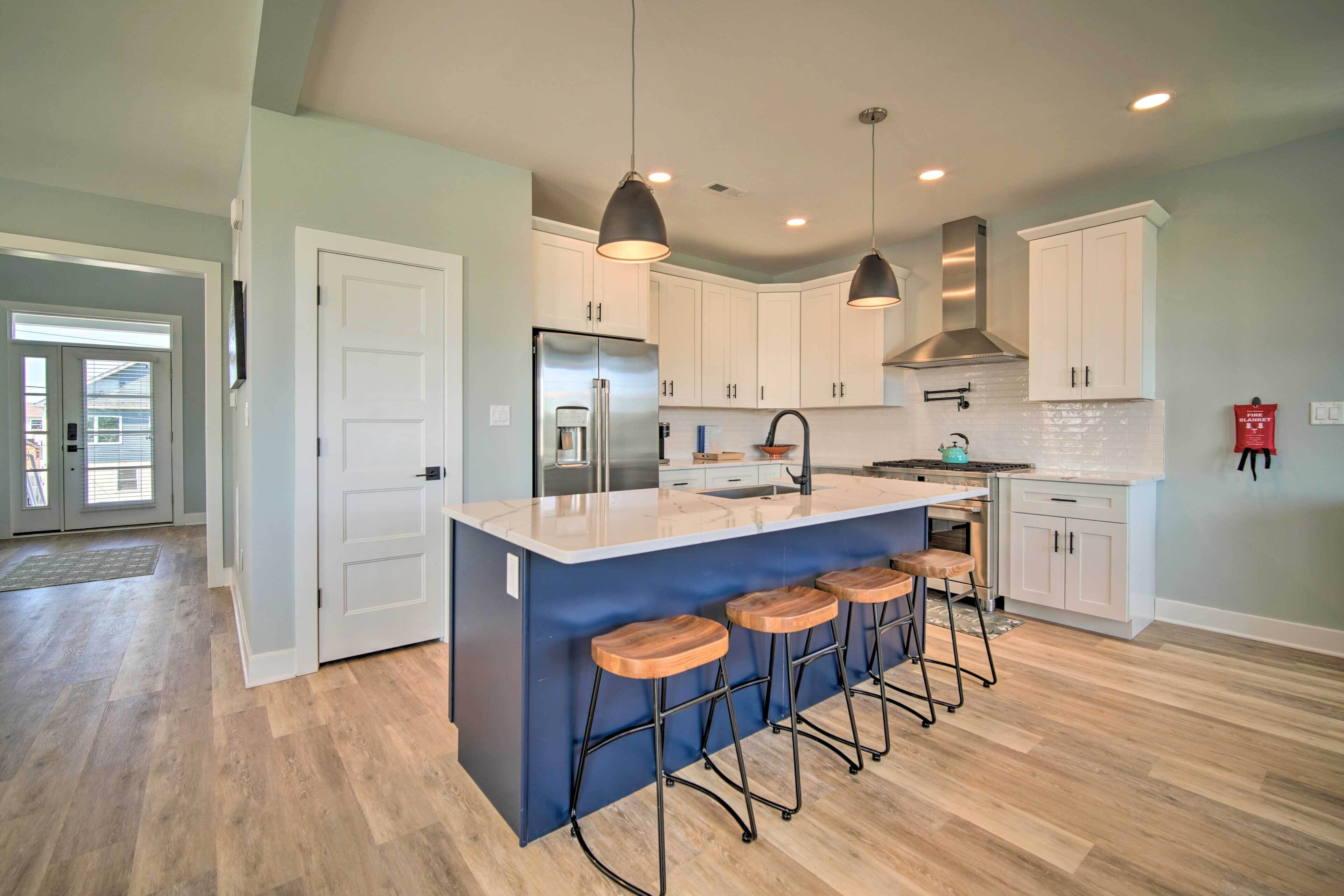 Gorgeous Newly Built Home: Golf Course View!