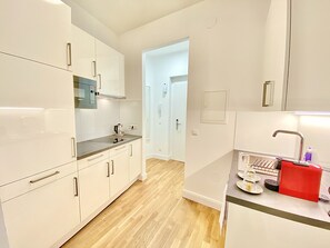 Apartamento City, 1 cama de matrimonio, no fumadores, planta baja | Cocina privada | Frigorífico grande, microondas, placa de cocina y lavavajillas