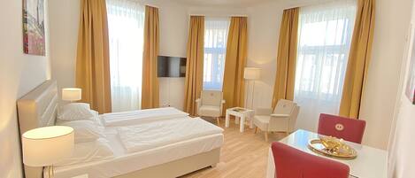 شقة ديلوكس - سرير كبير - لغير المدخنين - بمطبخ | غرفة المعيشة | تلفزيون ذكي بحجم 43-بوصة يعرض قنوات فضائية، تلفزيون