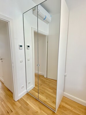 Apartamento económico, 1 cama de matrimonio, no fumadores, cocina | 1 dormitorio, caja fuerte, espacio para trabajar con un portátil