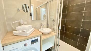 Appartamento Deluxe, 1 letto queen, non fumatori, cucina | Bagno | Doccia, asciugacapelli, pavimenti riscaldati, asciugamani