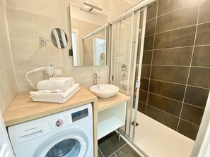 Leilighet – deluxe, 1 queensize-seng, ikke-røyk, kjøkken | Bad | Dusj, hårføner, oppvarmet badegulv og håndklær
