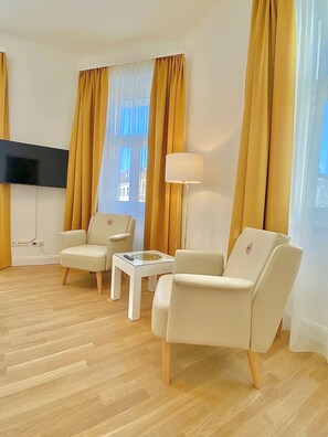 Deluxe Apartment, 1 Queen Bed, Non Smoking, Kitchen | Living area