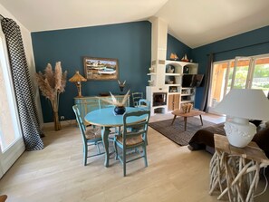 Télévision, cheminée, table de tennis de table, livres