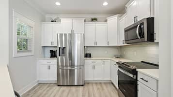 Frigorífico, microondas, lavavajillas y cafetera o tetera