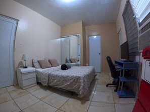 1 chambre, bureau, fer et planche à repasser, accès au Wi-Fi (inclus)
