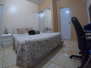 1 chambre, bureau, fer et planche à repasser, accès au Wi-Fi (inclus)