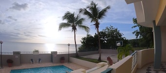 Beachfront Apartment in Joyuda With Pool and Basketball Court