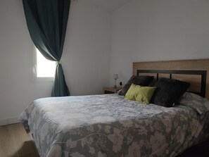 2 bedrooms, desk, iron/ironing board, free WiFi
