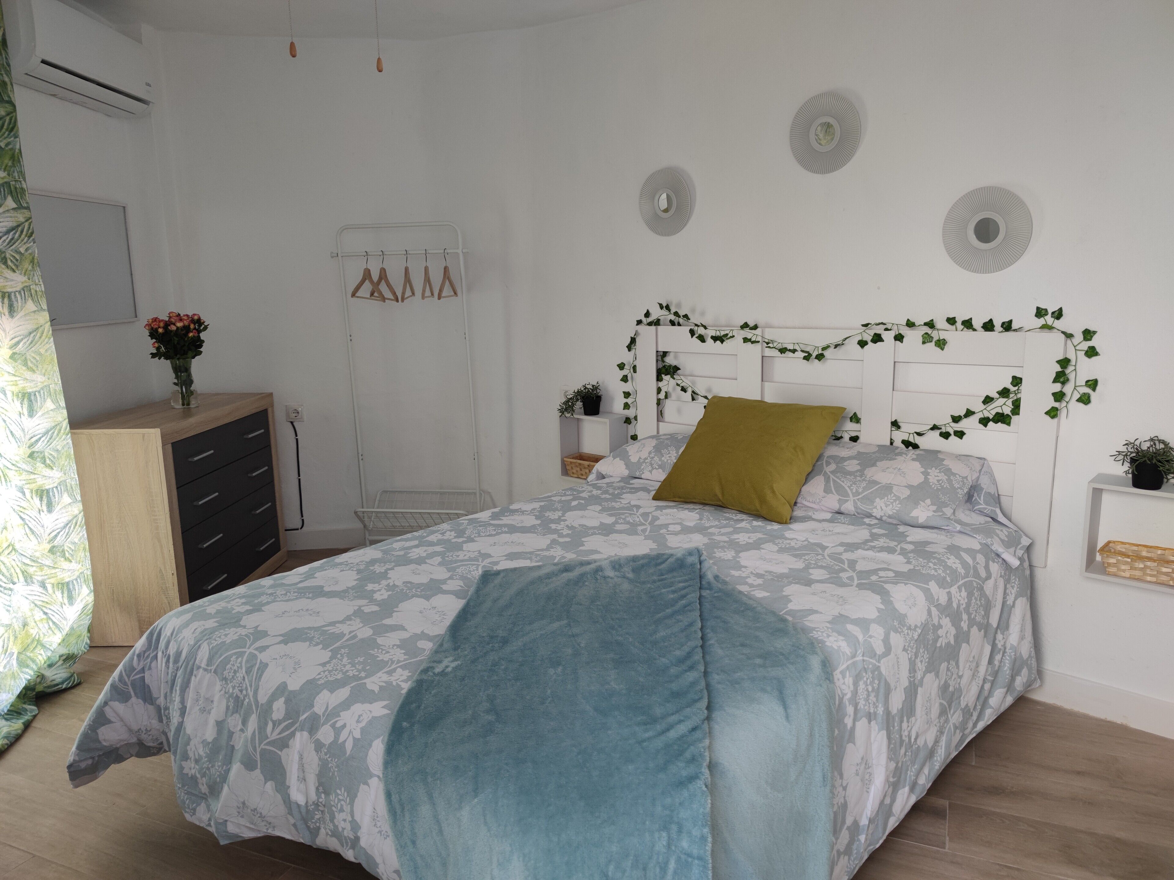 2 slaapkamers, een bureau, een strijkplank/strijkijzer, gratis wifi