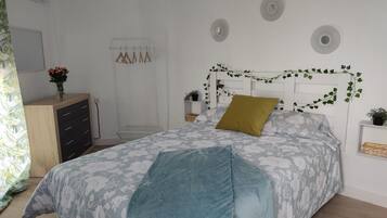 2 slaapkamers, een bureau, een strijkplank/strijkijzer, gratis wifi