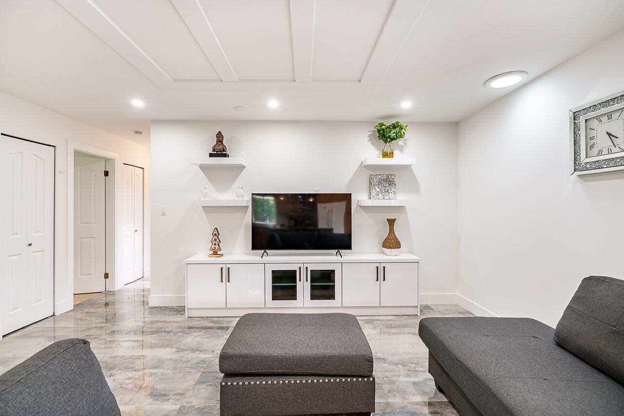 Antique and luxury finish home🏠 /4 mins drive to airport and and all amenities.