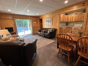 Ein gemütliches Blockhaus-Interieur mit Wohnbereich, Essbereich und Küche.