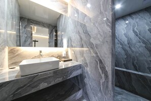A modern bathroom with a marble sink, a large mirror, and a sleek design. - Mokpo Browndot Hotel Peace Square (Mokpo)