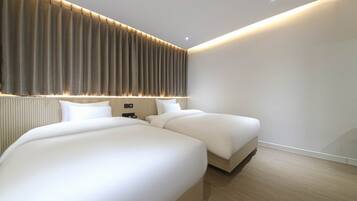 Business Twin Room | 1 bedroom, down comforters, memory foam beds, desk