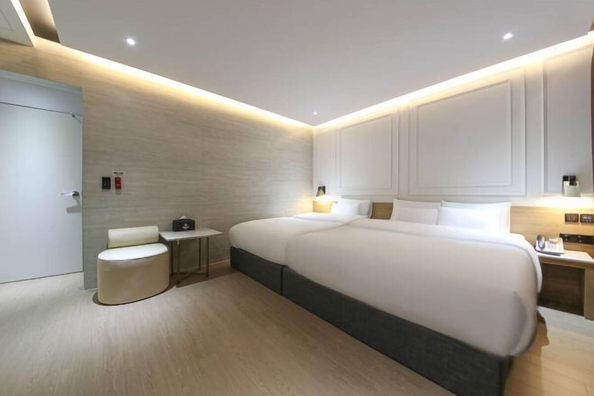 Daunenbettdecken, Betten mit Memory-Foam-Matratzen, Schreibtisch